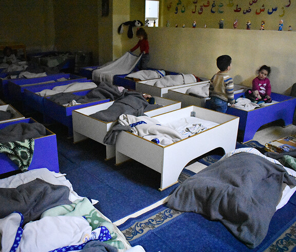 Eine Ruheraum mit Betten für kleinere Kinder