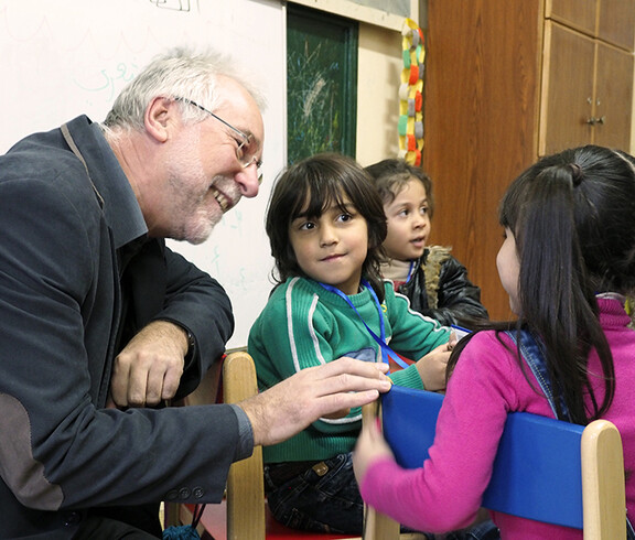 Diözesan Bischof Josef Marketz spricht mit Kindern im Kindergarten der Melkite School of Hashmi in Jordanien.