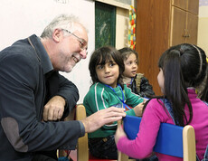 Diözesan Bischof Josef Marketz spricht mit Kindern im Kindergarten der Melkite School of Hashmi in Jordanien.