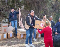 Caritas-Mitarbeiter übergeben Hilfspakete mit Agrargeräten und Saatgut an Familien in Latakia