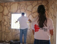 Zwei Personen des Caritas-Teams begutachten die baulichen Gegebenheiten einer zukünftigen Verarbeitungsstätte