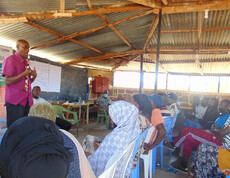 Ein Mann spricht bei einem Workshop vor Teilnehmenden zur Gründung des lokalen WCCPC-Komitees in Marsabit