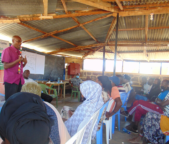 Ein Mann spricht bei einem Workshop vor Teilnehmenden zur Gründung des lokalen WCCPC-Komitees in Marsabit