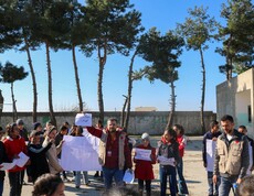 Caritas-Mitarbeitende mit Kindern bei einer Umwelt-Aktion im Freien in Tartous