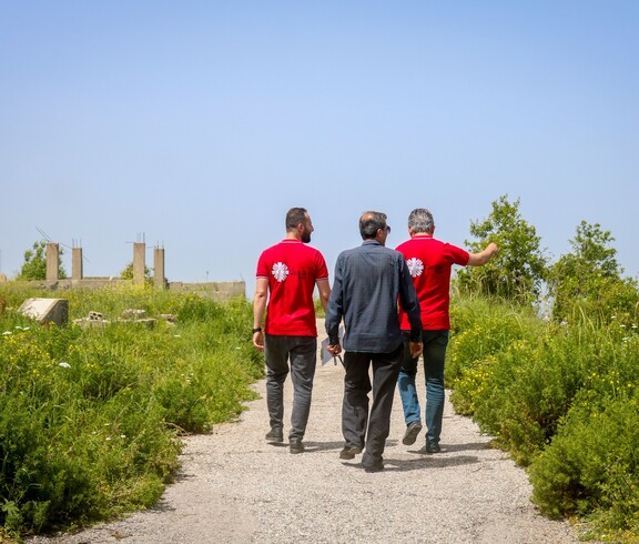 Caritas-Team und Gemeindevertreter bei Ortsbegehung in Kafraya, Syrien
