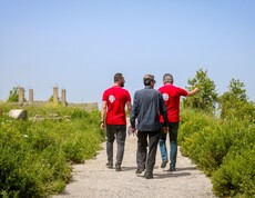 Caritas-Team und Gemeindevertreter bei Ortsbegehung in Kafraya, Syrien