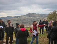 Caritas-Team leitet eine Feldschulung mit Bäuerinnen und Bauern in den Olivenhainen von Latakia