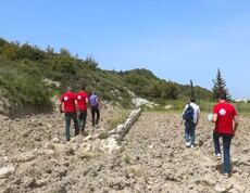 Caritas-Team inspiziert landwirtschaftliche Fläche in Aramo, Lattakia