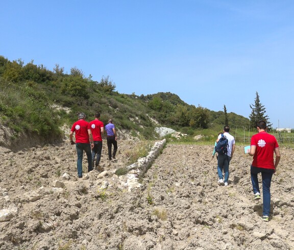 Caritas-Team inspiziert landwirtschaftliche Fläche in Aramo, Lattakia