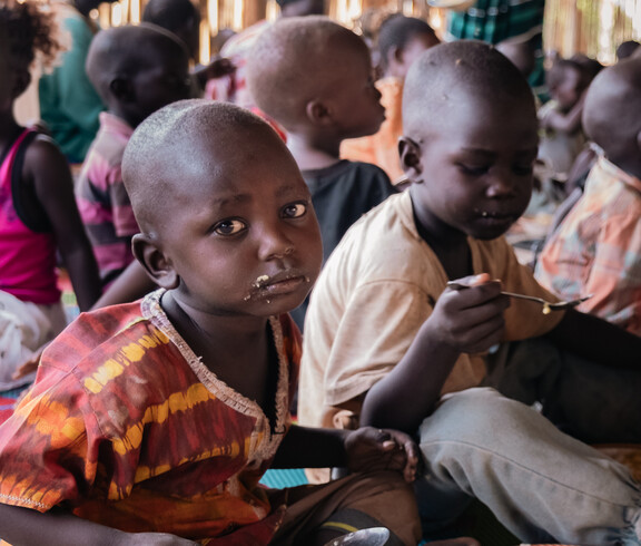 Kinder essen in einem Ernährungszentrum im Südsudan.