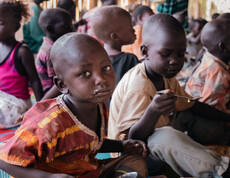 Kinder essen in einem Ernährungszentrum im Südsudan.
