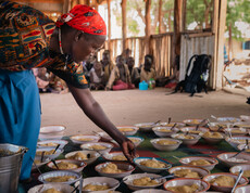 Eine Betreuerin bereitet Mahlzeiten in einem Ernährungszentrum im Südsudan vor.
