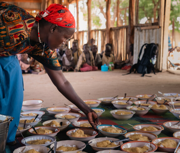 Eine Betreuerin bereitet Mahlzeiten in einem Ernährungszentrum im Südsudan vor.