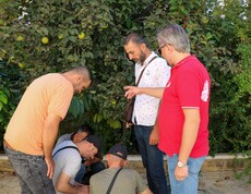 Teilnehmer untersuchen Pflanzen im Rahmen eines praktischen KAMEH-Feldtrainings in Tartous