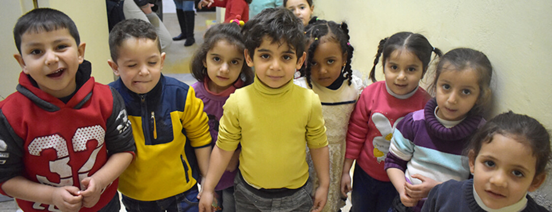 Eine Gruppe Kinder steht im Halbkreis