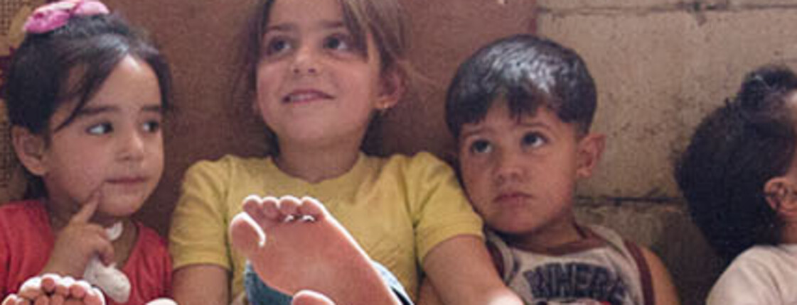 Kinder in einer Gruppe im Libanon Kinder sitzen nebeneinander in einer Gruppe im Libanon.