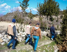 Caritas-Team und Landwirte laufen gemeinsam durch Felder zur Vorbereitung kommender Schulungseinheiten.
