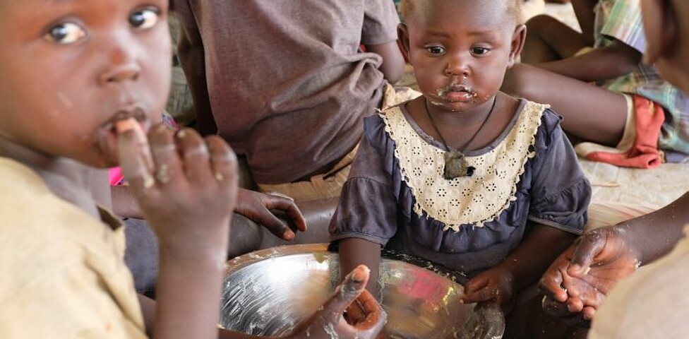 Kleinkinder essen im Ernährungszentrum