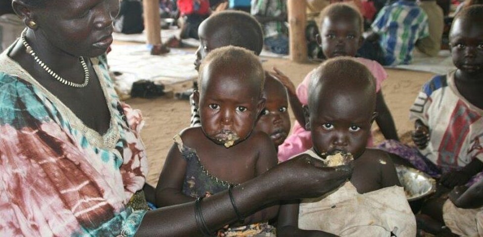 Kleinkinder werden im Ernährungszentrum mit lebenswichtiger Nahrung versorgt