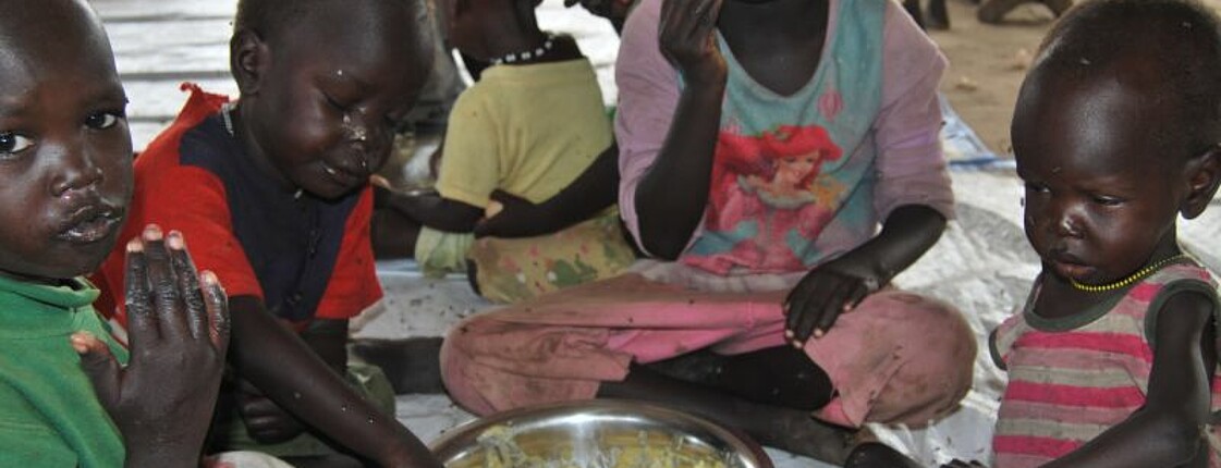 Kleinkinder im Babyfeedingcenter im Südsudan