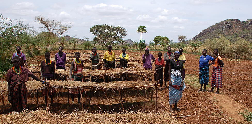 Frauen vor dem Ertrag der Ernte des Ackers.