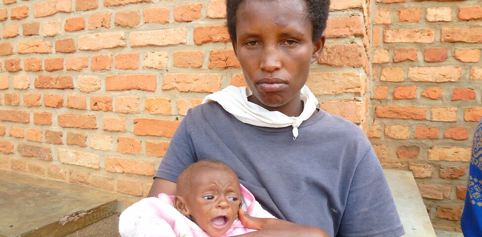 Eine Mutter mit einem unterernährten Baby